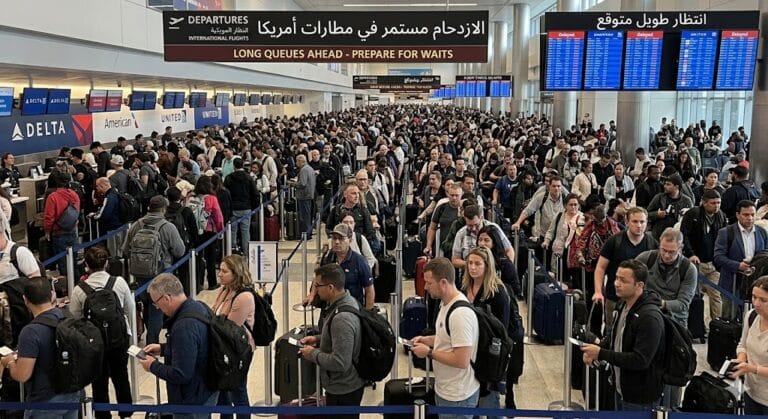 حتى بعد قرار الدفع.. خبراء السفر يتوقعون استمرار الازدحام في مطارات أمريكا