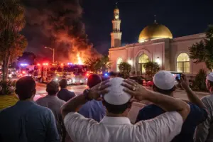 حريق قرب مسجد في بالم بيتش يثير قلق المصلين والتحقيقات مستمرة