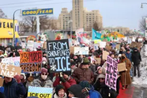 مينيسوتا تدرس خيارات مقاضاة عناصر ICE بعد توقيف مواطن أميركي في Minneapolis