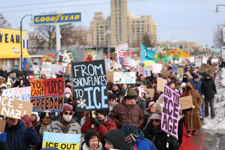 مينيسوتا تدرس خيارات مقاضاة عناصر ICE بعد توقيف مواطن أميركي في Minneapolis