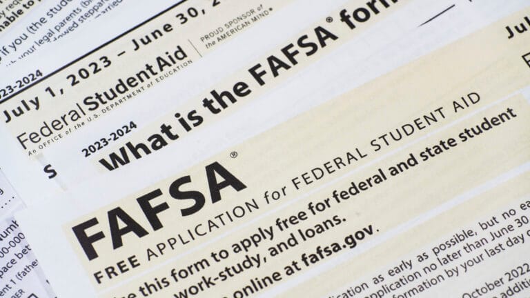 هل يحق لغير المواطن أو صاحب الجرين كارد التقديم على FAFSA في 2026؟