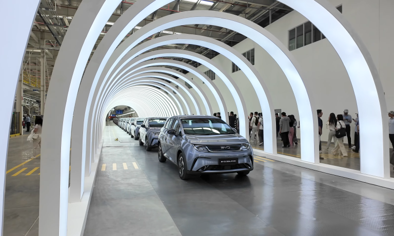 خط تجميع سيارات داخل مصنع تابع لشركة BYD في تايلاند
