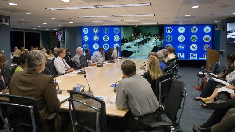 مركز عمليات FEMA أثناء تنسيق الاستجابة للطوارئ
