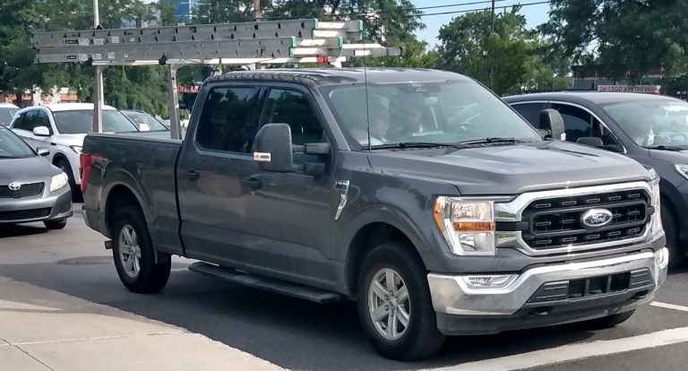 شاحنة Ford F-150 من الجيل الرابع عشر في صورة فوتوغرافية توضيحية