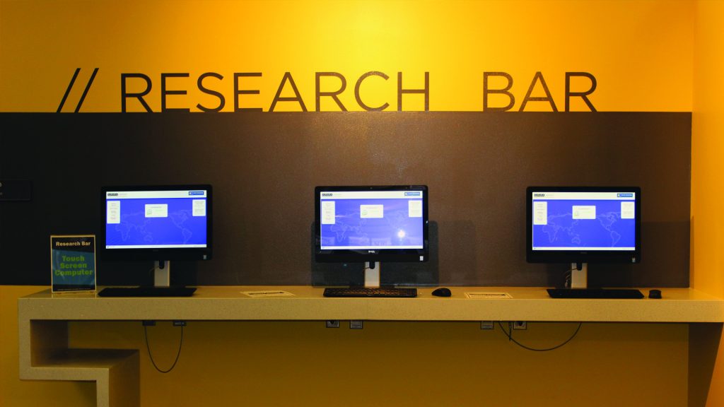 مساحة دراسة جامعية داخل مكتبة توضيحًا لتمويل الدراسات العليا في أمريكا
