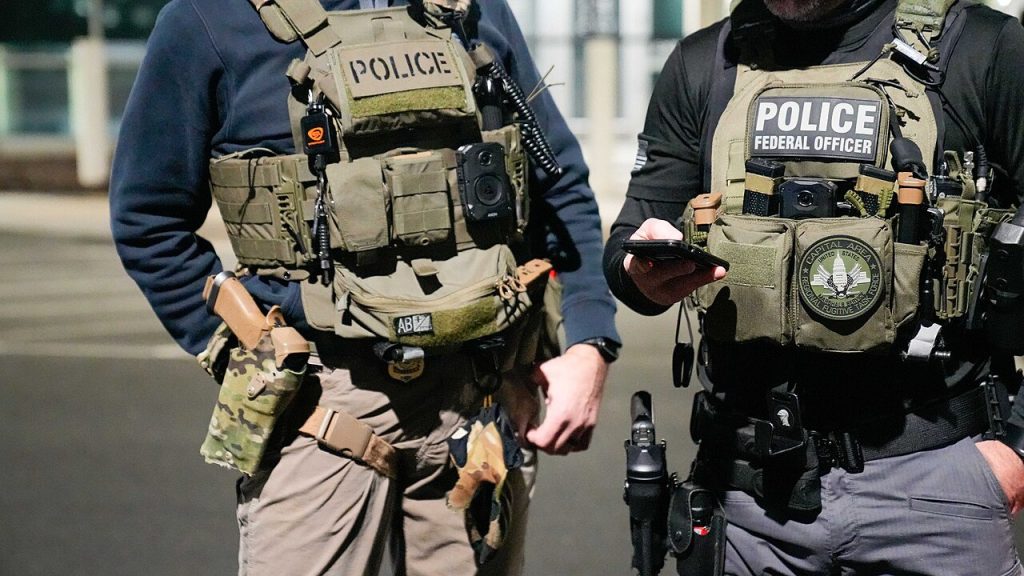ضباط من وكالة الهجرة والجمارك الأمريكية ICE خلال عملية إنفاذ