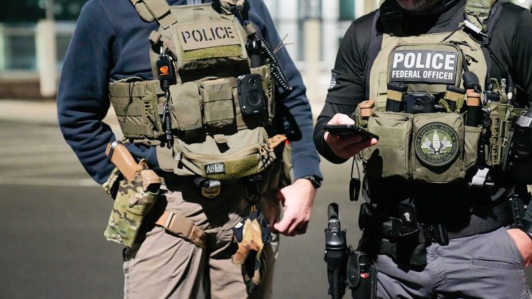 ضباط من وكالة الهجرة والجمارك الأمريكية ICE خلال عملية إنفاذ