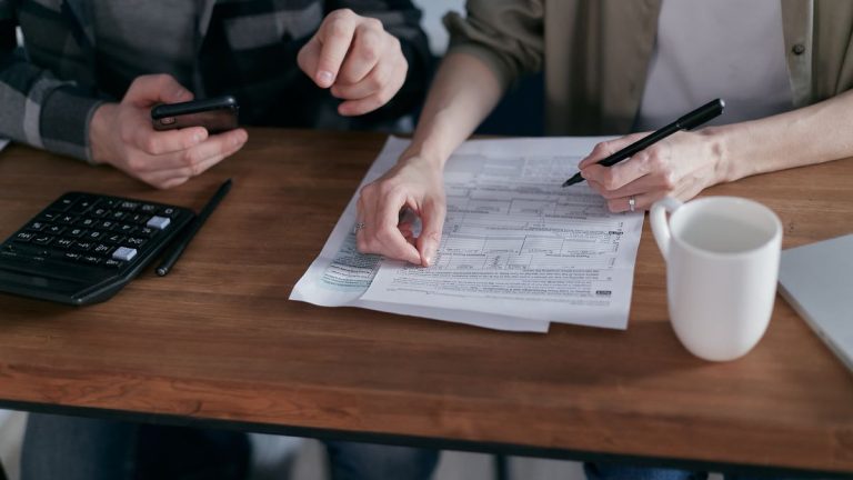 مراجعة أوراق الرهن العقاري وحساب تكاليف PMI في المنزل