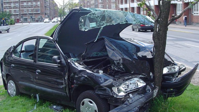 سيارة متضررة بشدة بعد حادث توضيحًا لموضوع Total Loss في التأمين